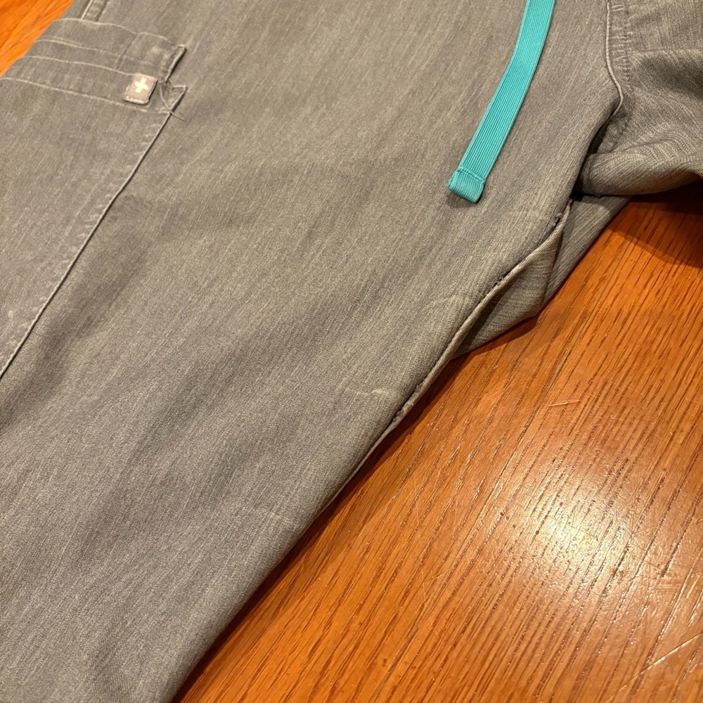 🏷️4 for $35 🏷️ Figs Kade Cargo Scrub Pants - Picture 3 of 3